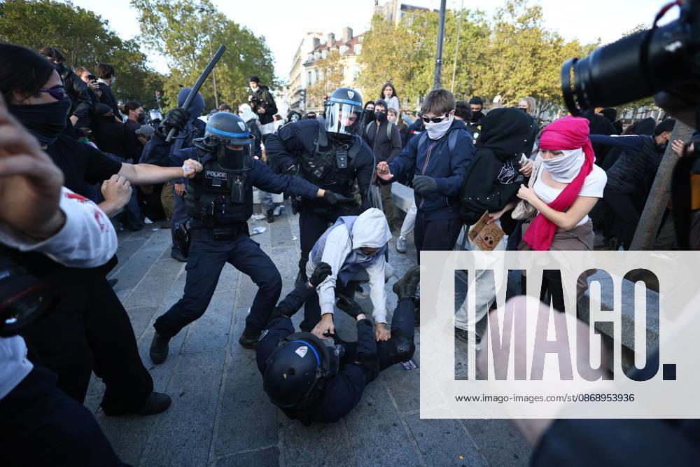 Clashes With Police During Students Protest - Paris Clash between high-school students and policemen during high-school students demonstration at Place de la Bastille, in Paris, France on October 8, 2026, as part of a nationwide protest movement over learning conditions. Since late September, pupils have barred the entrances to hundreds of schools, complaining of teacher absences, overloaded timetables, dilapidated classrooms and buildings ill-adapted to rising temperatures, among other grievances. Photo by Raphael Lafargue ABACAPRESS.COM Paris France