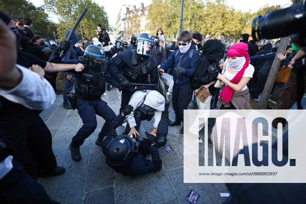 Clashes With Police During Students Protest - Paris Clash between high-school students and policemen during high-school students demonstration at Place de la Bastille, in Paris, France on October 8, 2026, as part of a nationwide protest movement over learning conditions. Since late September, pupils have barred the entrances to hundreds of schools, complaining of teacher absences, overloaded timetables, dilapidated classrooms and buildings ill-adapted to rising temperatures, among other grievances. Photo by Raphael Lafargue ABACAPRESS.COM Paris France