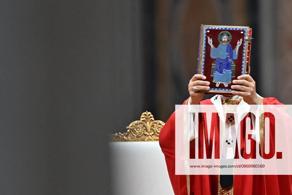 IPA89439175 - Italy, Rome, Vatican, October 8, 2026: Pope Leo XIV celebrates Holy Mass for the start of the academic year at the Pontifical Universities in St. Peter s Basilica in the Vatican. Photograph by ALESSIA GIULIANI Catholic Press Photo