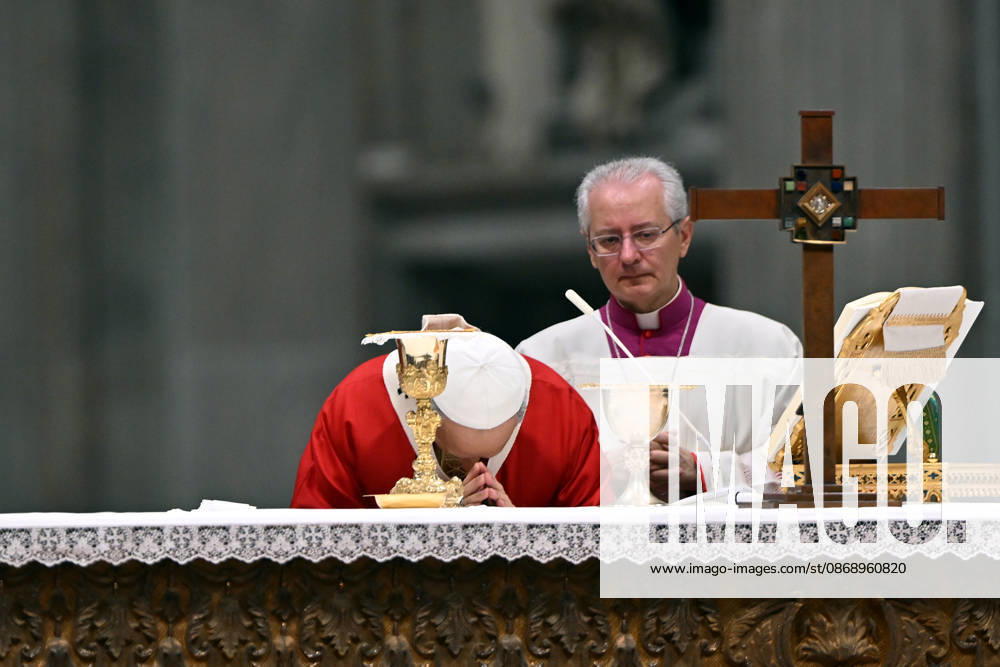 ROME - VATICAN - POPE - 2026 10 8 Italy, Rome, Vatican, 2026 10 8 Pope Leo XIV celebrates Holy Mass for the academic year at the Pontifical Universities in St Peter s Basilica in the Vatican . - NO BOOKS