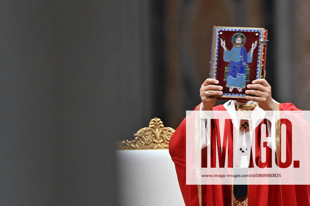 ROME - VATICAN - POPE - 2026 10 8 Italy, Rome, Vatican, 2026 10 8 Pope Leo XIV celebrates Holy Mass for the academic year at the Pontifical Universities in St Peter s Basilica in the Vatican . - NO BOOKS