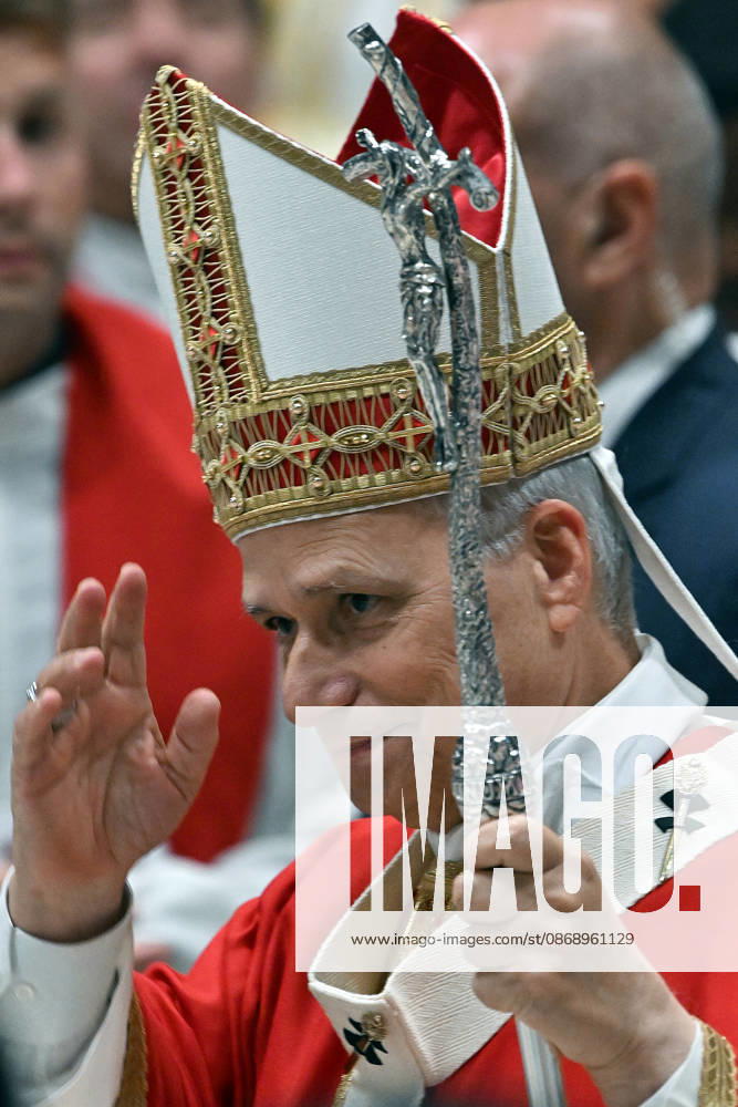 ROME - VATICAN - POPE - 2026 10 8 Italy, Rome, Vatican, 2026 10 8 Pope Leo XIV celebrates Holy Mass for the academic year at the Pontifical Universities in St Peter s Basilica in the Vatican . - NO BOOKS