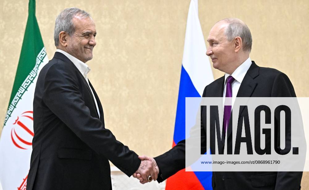 Turkmenistan Russia 9260806 08.10.2026 Iranian President Masoud Pezeshkian and Russian President Vladimir Putin shake hands as they pose for photos before a meeting in Turkmenbashi, Turkmenistan. Sergey Bobylev Sputnik Turkmenbashi Turkmenistan