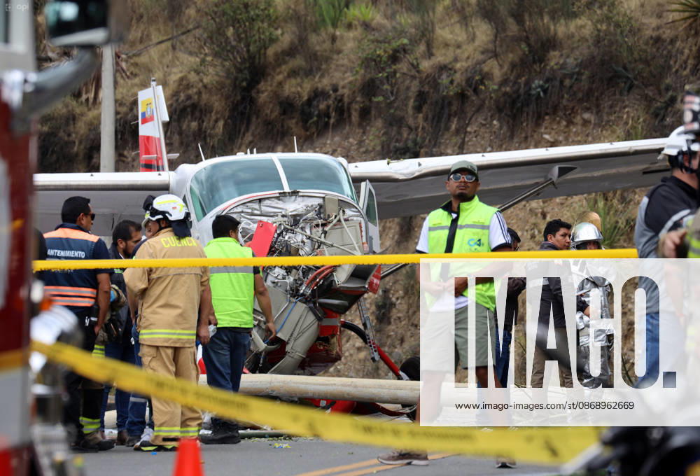 Shortly after noon, a light aircraft veered off the runway during airport operations. The plane ended up crashing outside the airport terminal and came to a stop on Hurtado de Mendoza Avenue, in the Milchichig ravine area. Preliminary reports identify the aircraft as a Cessna Grand Caravan EX belonging to Cuencana Airlines. Photo by Boris Romoleroux, API 20261008 248478 6ac7e560b54b2 brr 1837