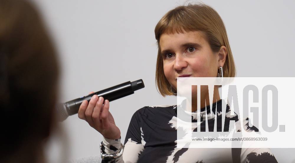 Frankfurt am Main, Messe Frankfurter Buchmesse 2026 Autorin Caroline Wahl präsentiert ihren Roman 1999 Meter über dem Meer