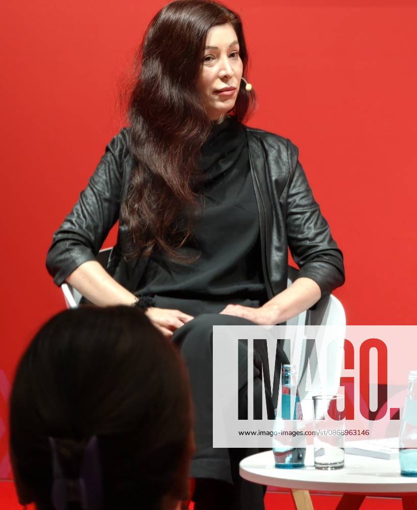 Frankfurt am Main, Messe Frankfurter Buchmesse 2026 Dr. Tanja Kubes stellt ihr neues Buch Code und Care. mit Feministischer KI die Welt gerechter gestalten vor