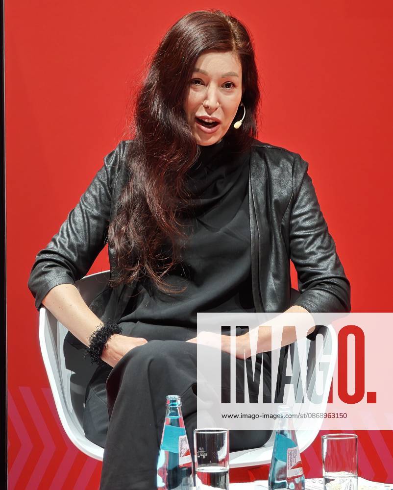 Frankfurt am Main, Messe Frankfurter Buchmesse 2026 Dr. Tanja Kubes stellt ihr neues Buch Code und Care. mit Feministischer KI die Welt gerechter gestalten vor