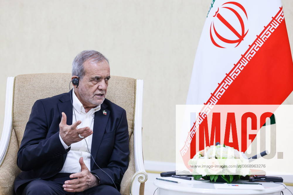 TURKMENISTAN, BALKAN PROVINCE - OCTOBER 8, 2026: Masoud Pezeshkian (L), President of Iran, attends a meeting with his counterpart Vladimir Putin of Russia in Turkmenbasy Turkmenistan - ZUMAt113 20261008_zaa_t113_733