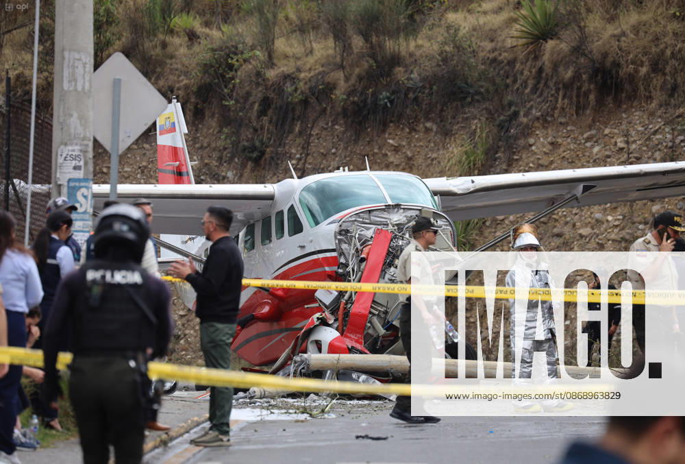 Shortly after noon, a light aircraft veered off the runway during airport operations. The plane ended up crashing outside the airport terminal and came to a stop on Hurtado de Mendoza Avenue, in the Milchichig ravine area. Preliminary reports identify the aircraft as a Cessna Grand Caravan EX belonging to Cuencana Airlines. Photo: Boris Romoleroux API 20261008 248483 6ac7e7644204a brr 1867