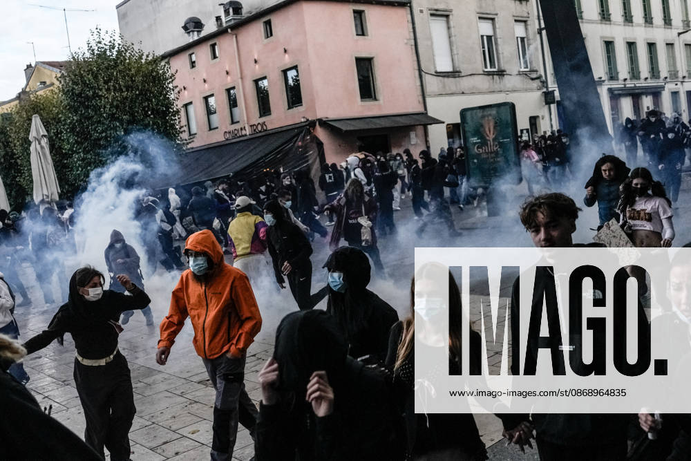 Protest against eduction conditions continues in Nancy NANCY, FRANCE - OCTOBER 8: Police intervene with tear gas during student protest against education conditions in Nancy, France, on October 8, 2026. Students took part in a nationwide high-school mobilization over school conditions and demands for greater education resources. Muhammed Said Tako Anadolu Nancy France. Editorial use only. Please get in touch for any other usage.