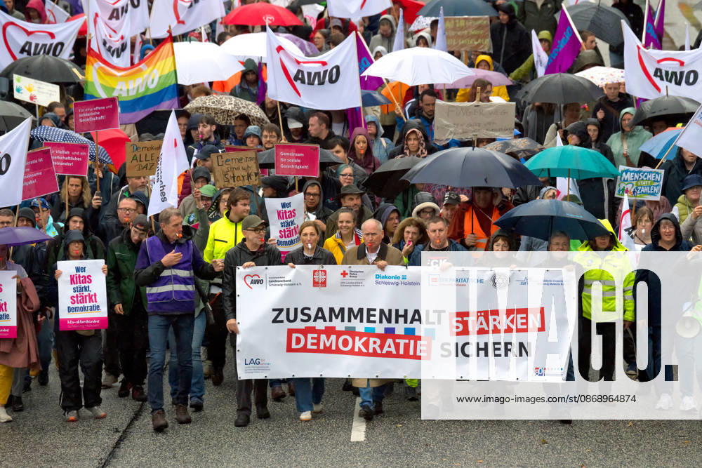 Sozialstaatsdemonstration in Kiel Unter dem Motto Demokratie sichern - Zusammenhalt stärken haben die Wohlfahrtsverbände in Kiel zur Demonstration aufgerufen. Etwa 5000 Teilnehmer zogen nach der Eröffnungskundgebung vom Kieler Rathausplatz über den Düsternbrooker Weg zum Kieler Landeshaus Kiel Düsternbrooker Weg Schleswig-Holstein Deutschland