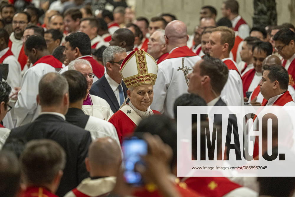 ITALY - POPE - VATICAN-2026 10 8 Italy, Rome, Vatican, 2026 10 8 Pope Leo XIV officiates the holy mass for the inauguration of the academic year of the pontifical universities at the St. Peter s Basilica in the Vatican. - NO BOOKS