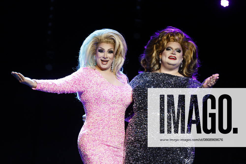 Herne Revue Palast Ruhr Pressekonferenz zur neuen Show - Iconics - Mischung aus Travestie , Drag , Livegesang , Akrobatik und Tanz Roxy ( helles Kleid ) und Aria Viderci ( dunkles Kleid )