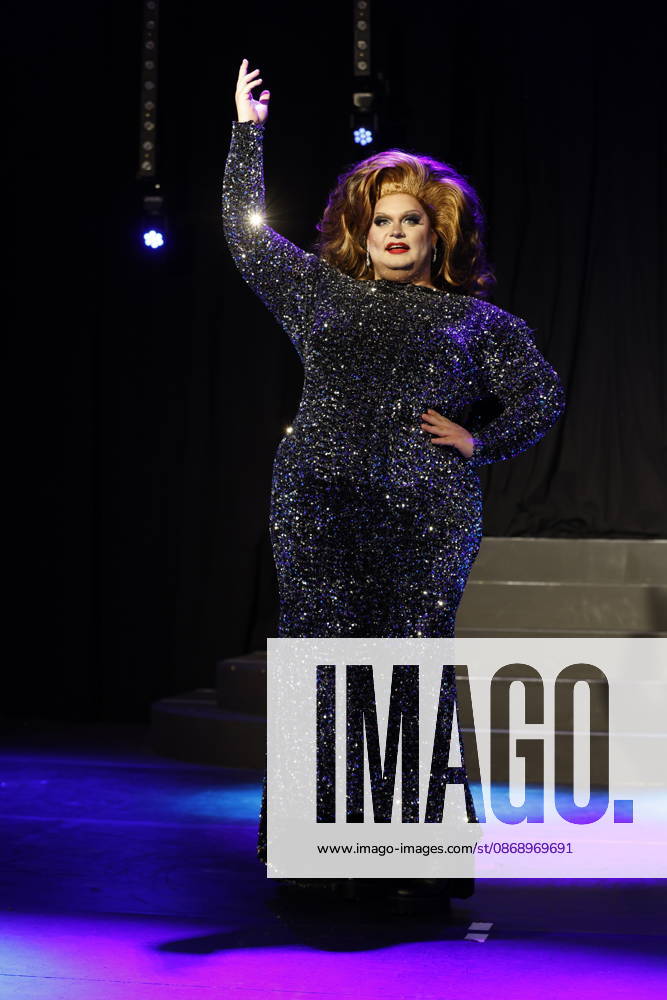 Herne Revue Palast Ruhr Pressekonferenz zur neuen Show - Iconics - Mischung aus Travestie , Drag , Livegesang , Akrobatik und Tanz Aria Viderci ( dunkles Kleid )