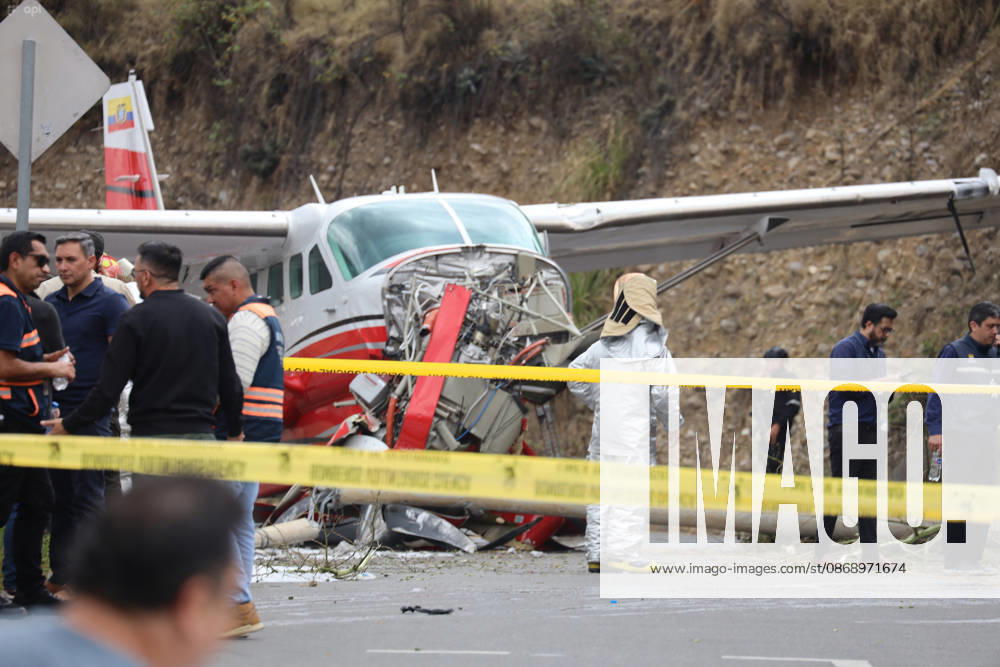 Shortly after noon, a light aircraft veered off the runway during airport operations. The plane ended up crashing outside the airport terminal and came to a stop on Hurtado de Mendoza Avenue, in the Milchichig ravine area. Preliminary reports identify the aircraft as a Cessna Grand Caravan EX belonging to Cuencana Airlines. Photo by Boris Romoleroux, API 20261008 248486 6ac7fb63de32a brr 1856