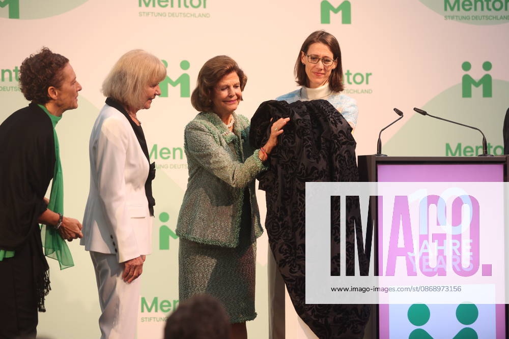 Sybille Perez, Monika Brandt, Bettina Gräfin Bernadotte, Königin Silvia von Schweden bei der Verleihung vom Mentor-Zukunftspreis beim Jubiläum der Mentor-Stiftung auf der Insel Mainau. Mainau