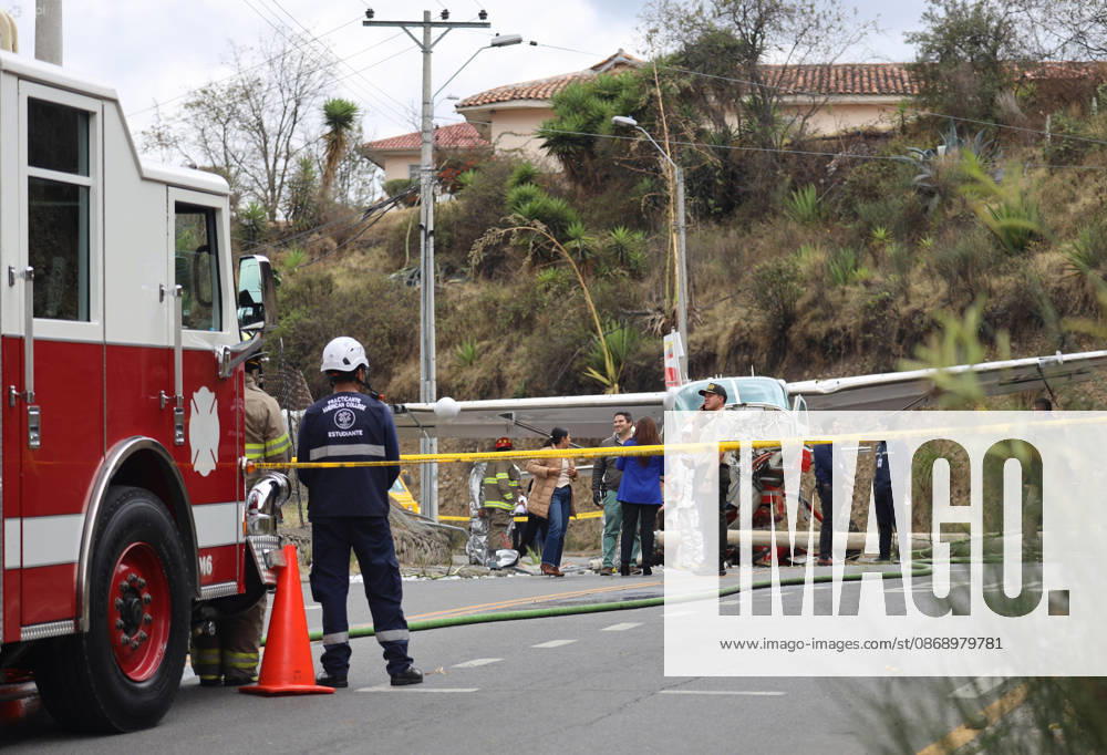 Shortly after noon, a light aircraft veered off the runway during airport operations. The plane ended up crashing outside the airport terminal and came to a stop on Hurtado de Mendoza Avenue, in the Milchichig ravine area. Preliminary reports identify the aircraft as a Cessna Grand Caravan EX belonging to Cuencana Airlines. Photo: Boris Romoleroux API 20261008 248493 6ac80f9478339 brr 1870