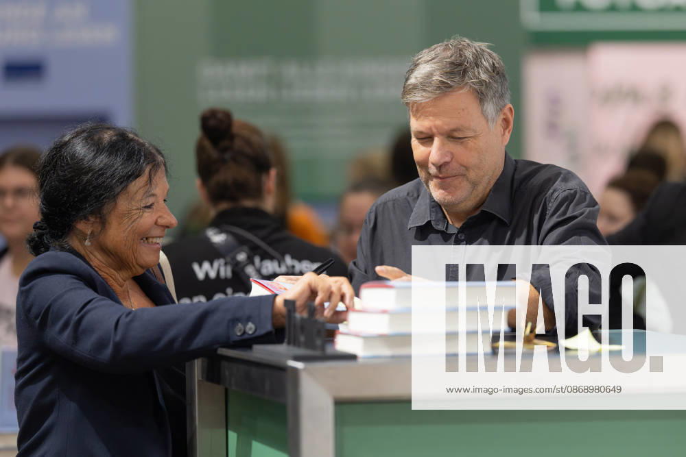 Buchmesse Frankfurt 2026 Robert Habeck signiert am Messestand von Thalia sein neues Buch Arctic Meltdown ., Frankfurt am Main Hessen Deutschland Messegelände