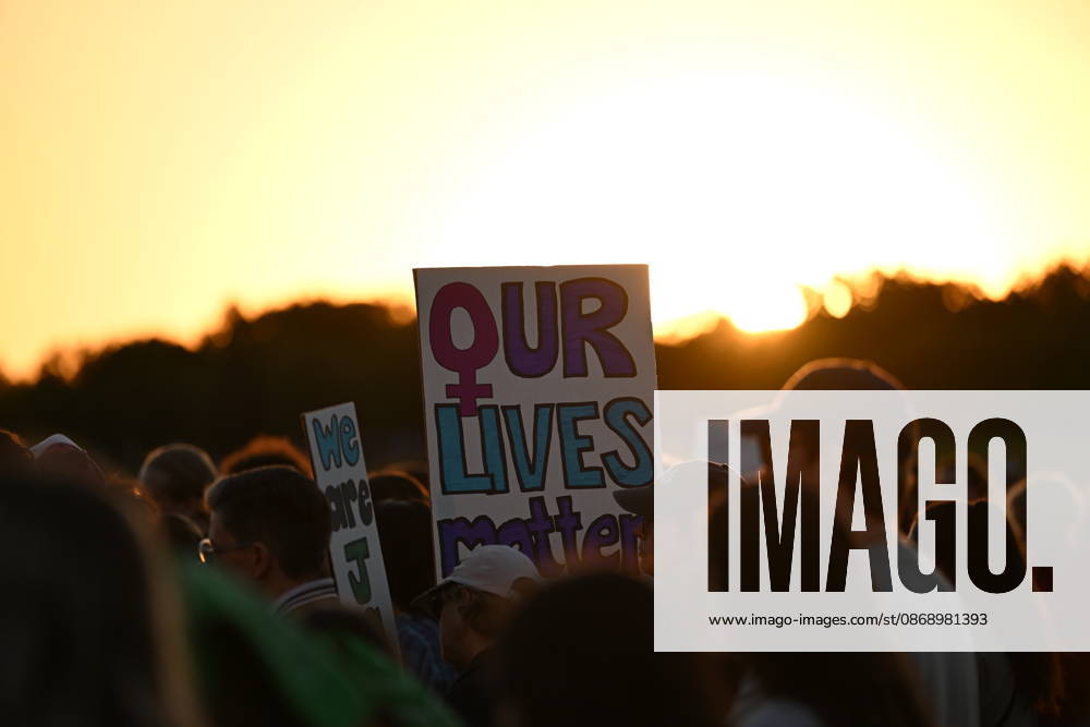 Demonstrators gather near the Washington Monument during a nationwide day of action against sexual violence in Washington. The demonstration is part of the I Am Jane Doe movement supporting a former Cornell University student who alleges she was sexually assaulted by members of a fraternity in 2024. Lexington U.S. - ZUMAk206 20261008_znp_k206_021