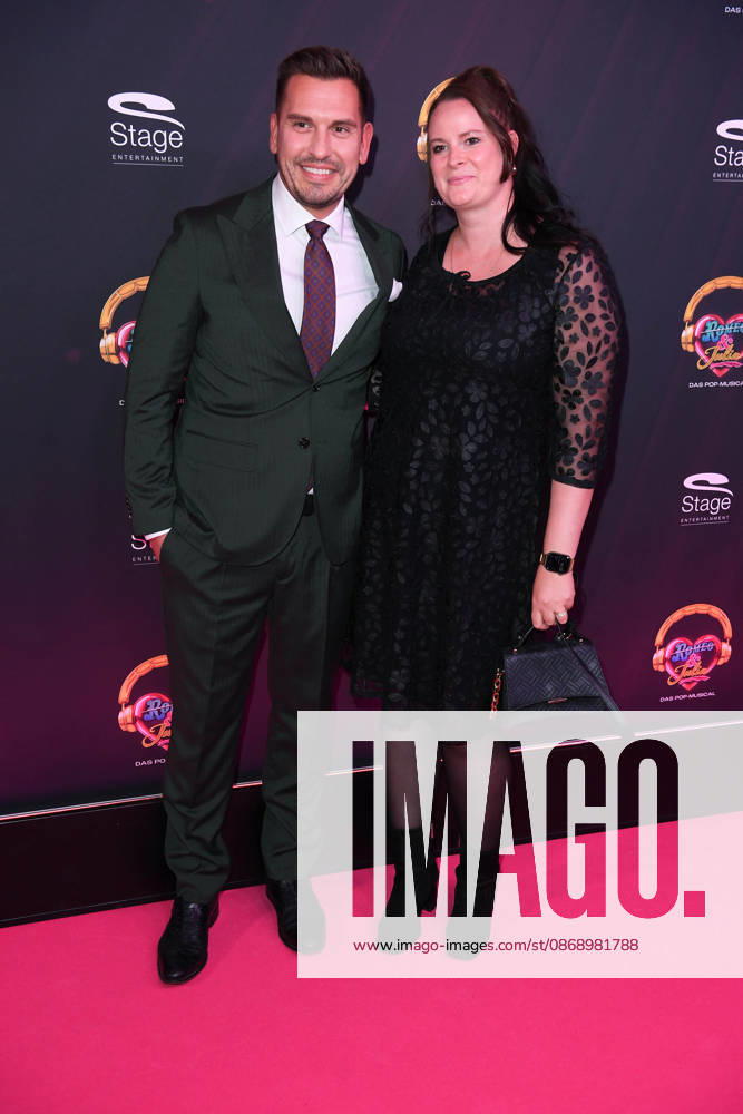Chris Fleischhauer, Simone Wimmer (Hitradio Antenne 1) bei der & JULIA MUSICALPREMIERE im Stage Palladium Theater in Stuttgart am 08.10.2026