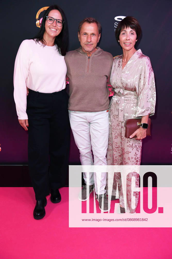 Richy Mueller mit Ehefrau Christl Stumhofer und Tochter Leslie Mueller bei der & JULIA MUSICALPREMIERE im Stage Palladium Theater in Stuttgart am 08.10.2026