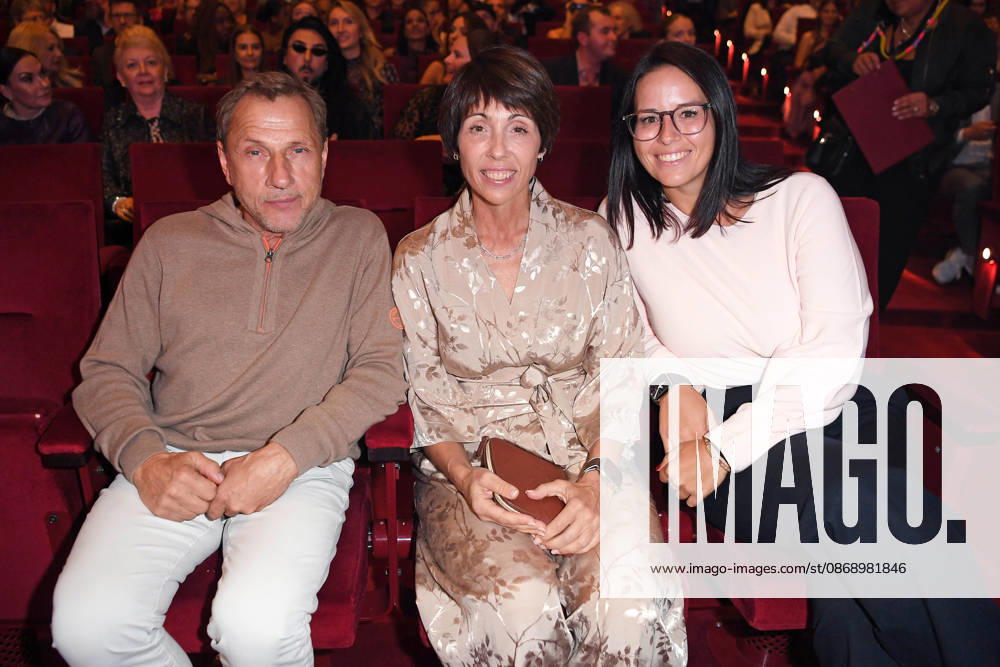 Richy Mueller mit Ehefrau Christl Stumhofer und Tochter Leslie Mueller bei der & JULIA MUSICALPREMIERE im Stage Palladium Theater in Stuttgart am 08.10.2026
