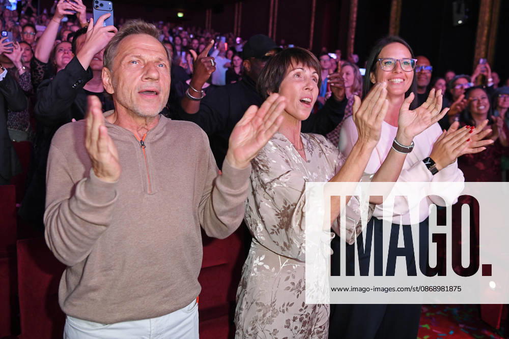 Richy Mueller mit Ehefrau Christl Stumhofer und Tochter Leslie Mueller bei der & JULIA MUSICALPREMIERE im Stage Palladium Theater in Stuttgart am 08.10.2026