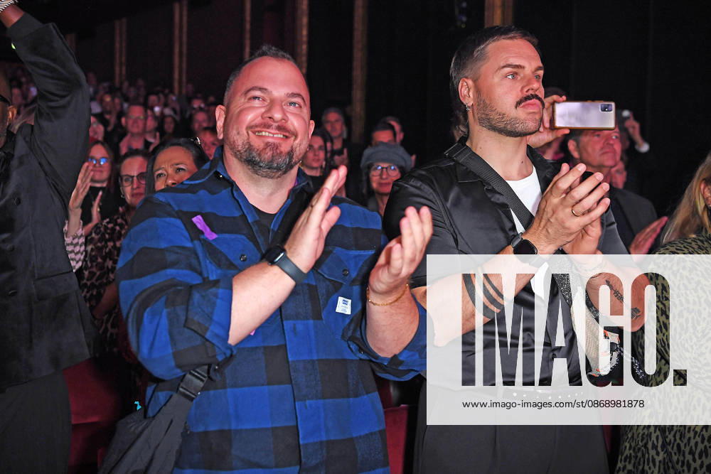 Daniel Schuhmacher mit Ehemann Florian Schuhmacher bei der & JULIA MUSICALPREMIERE im Stage Palladium Theater in Stuttgart am 08.10.2026