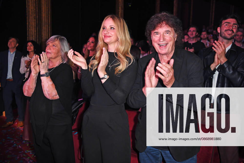 Olaf Malolepski (Olaf der Flipper) mit Ehefrau Sonja Malolepski und Tochter Pia Malo bei der & JULIA MUSICALPREMIERE im Stage Palladium Theater in Stuttgart am 08.10.2026