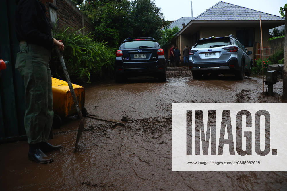 Santiago, October 8, 2026: A mudslide is affecting the area from San Carlos de Apoquindo to Los Dominicos in the Las Condes district, causing widespread damage and sweeping away vehicles and people. Dragomir Yankovic Aton, Chile, Santiago, Chile Aton 1197981