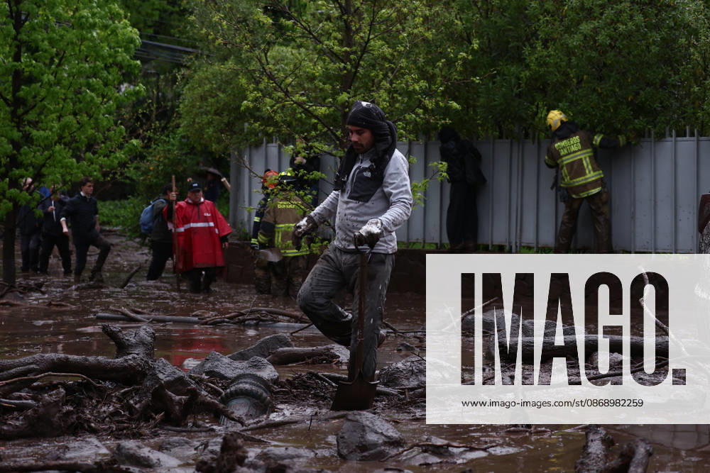 Mudslide hits eastern Santiago, Chile SANTIAGO, CHILE - OCTOBER 8: A barrage of water, mud and stones descended this Thursday afternoon through the San Carlos de Apoquindo sector, a sector in the east of Santiago, and swept away cars and public transport vehicles, in Santiago, Chile, on Thursday, October 8, 2026. Lucas Aguayo Araos Anadolu Santiago Chile. Editorial use only. Please get in touch for any other usage.