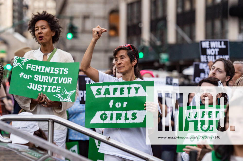 Hundreds of sexual assualt survivors and aliies came together in solidarity with Jane Doe in the wake of the Cornell 7 case. Speakers from womens rights groups Women s March, Me Too, Feminist Generation and Feminist took the stage to speak on the culture of sexual violence in the US. New York USA - ZUMAh214 20261008_znp_h214_012