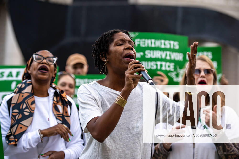 Hundreds of sexual assualt survivors and aliies came together in solidarity with Jane Doe in the wake of the Cornell 7 case. Speakers from womens rights groups Women s March, Me Too, Feminist Generation and Feminist took the stage to speak on the culture of sexual violence in the US. New York USA - ZUMAh214 20261008_znp_h214_027
