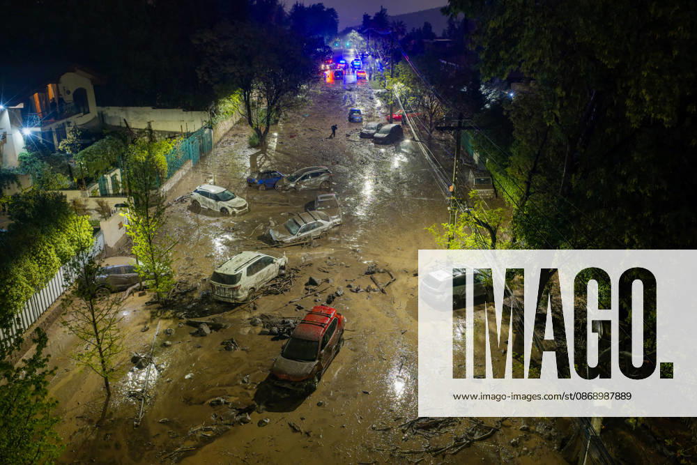 Santiago, October 8, 2026: A mudslide is affecting the area from San Carlos de Apoquindo to Los Dominicos in the Las Condes district, causing widespread damage and sweeping away vehicles and people. Javier Torres, Aton Chile, Santiago, Chile. Aton 1198000