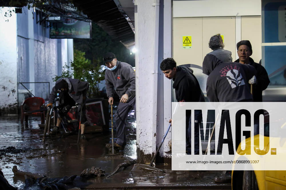 The overflowing of canals triggered a mudslide in the Las Condes district, sweeping away vehicles and leaving streets covered in mud after heavy rains hit Santiago. Santiago Chile - ZUMAu105 20261008_zip_u105_002