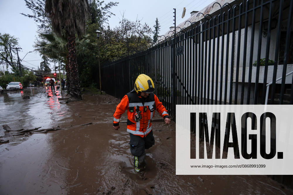 The overflowing of canals triggered a mudslide in the Las Condes district, sweeping away vehicles and leaving streets covered in mud after heavy rains hit Santiago. Santiago Chile - ZUMAu105 20261008_zip_u105_003