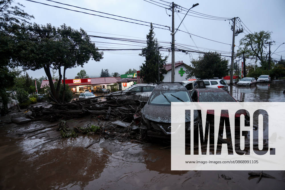 The overflowing of canals triggered a mudslide in the Las Condes district, sweeping away vehicles and leaving streets covered in mud after heavy rains hit Santiago. Santiago Chile - ZUMAu105 20261008_zip_u105_004