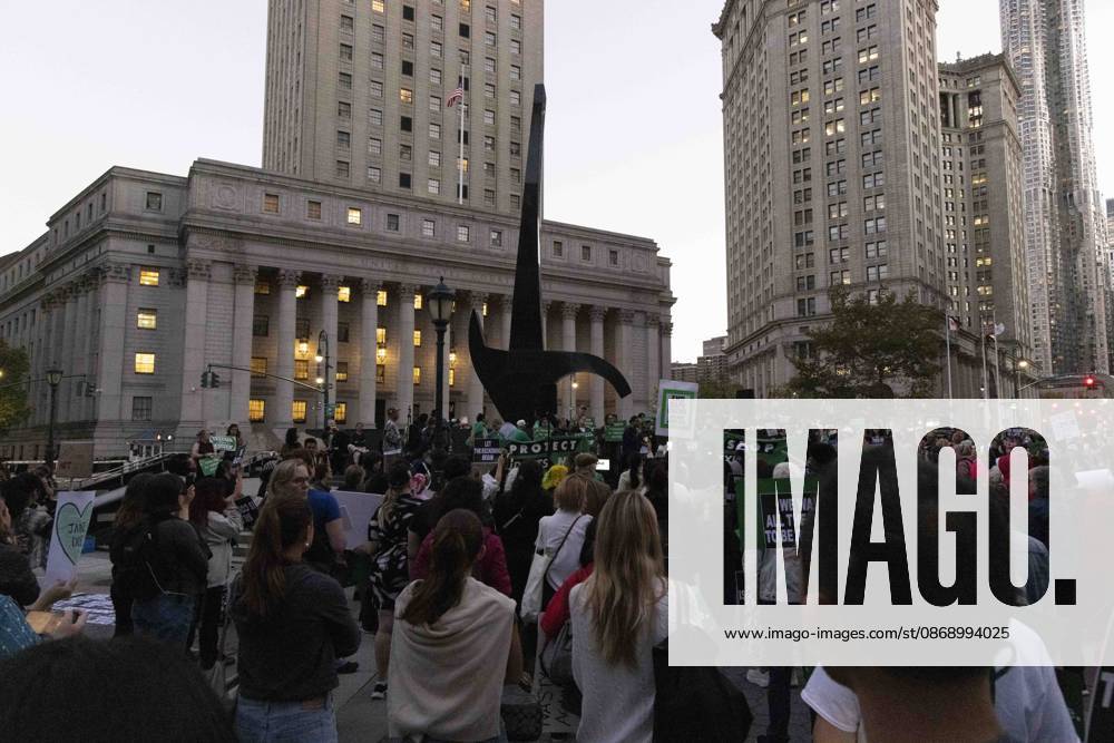 Hundreds rally in Foley Square outside the New York State Supreme Court building in Lower Manhattan under the banner . StopSexualViolence: From the Frat House to the White House joining rallies and campus walkouts around the country demanding justice for Cornell s Jane Doe. New York USA - ZUMAr174 20261008_znp_r174_047