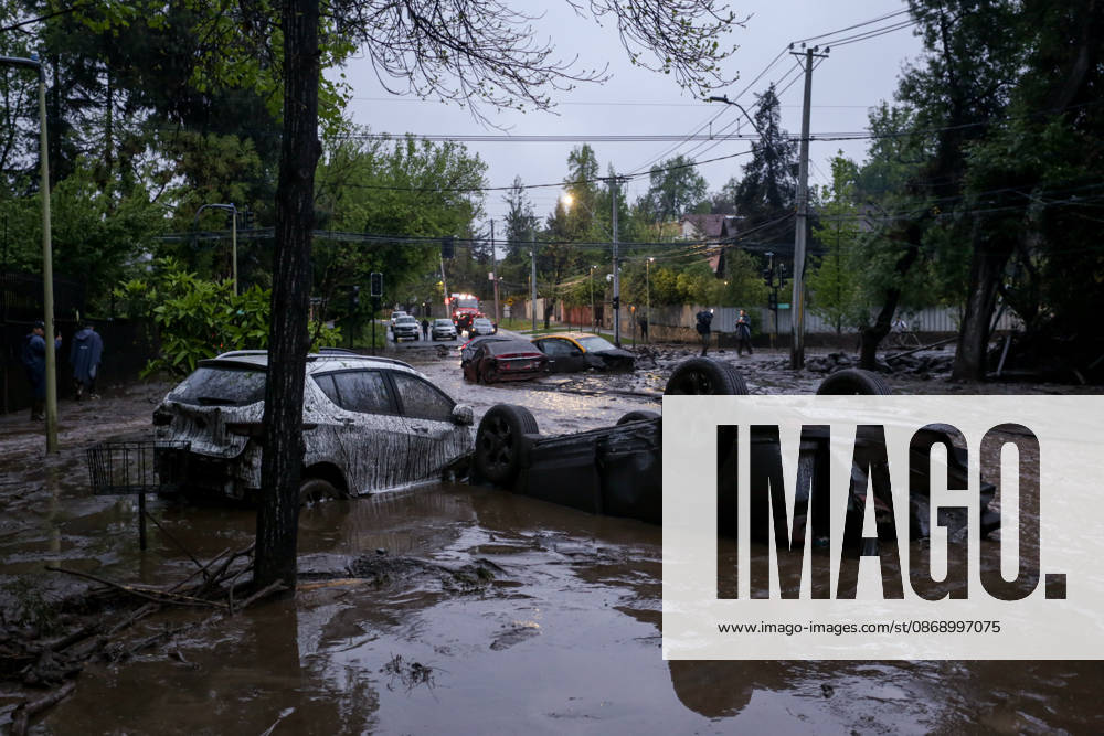 The overflowing of canals triggered a mudslide in the Las Condes district, sweeping away vehicles and leaving streets covered in mud after heavy rains hit Santiago. Santiago Chile - ZUMAu105 20261008_zip_u105_009