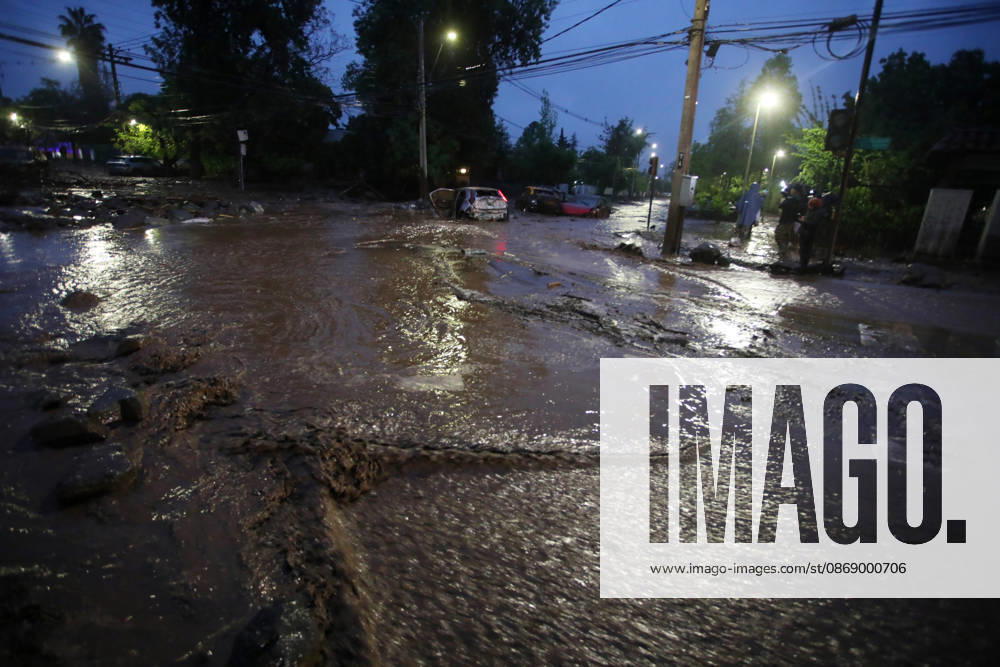 Santiago, October 8, 2026: A mudslide is affecting the area from San Carlos de Apoquindo to Los Dominicos in the Las Condes district, causing widespread damage and sweeping away vehicles and people. Jonnathan Oyarzun Aton Chile, Santiago, Chile Aton 1198023