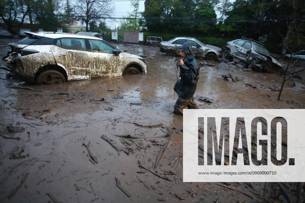 Santiago, October 8, 2026: A mudslide is affecting the area from San Carlos de Apoquindo to Los Dominicos in the Las Condes district, causing widespread damage and sweeping away vehicles and people. Jonnathan Oyarzun Aton Chile, Santiago, Chile Aton 1198025