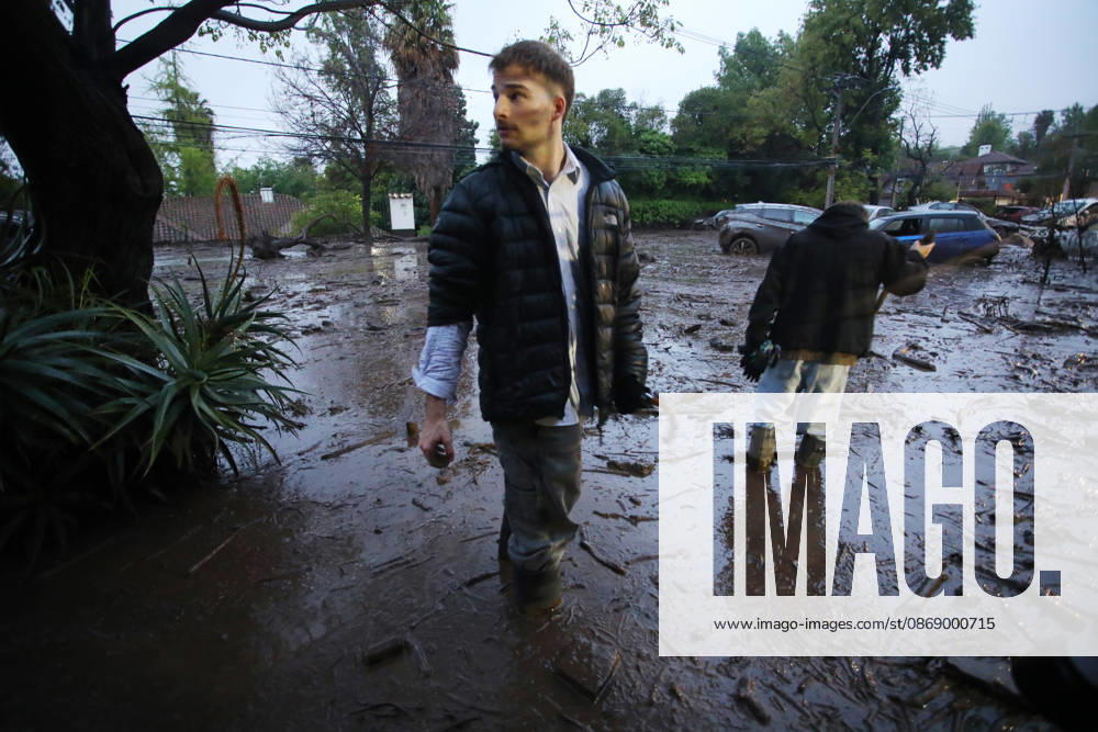 Santiago, October 8, 2026: A mudslide is affecting the area from San Carlos de Apoquindo to Los Dominicos in the Las Condes district, causing widespread damage and sweeping away vehicles and people. Jonnathan Oyarzun Aton, Chile, Santiago, Chile Aton 1198028