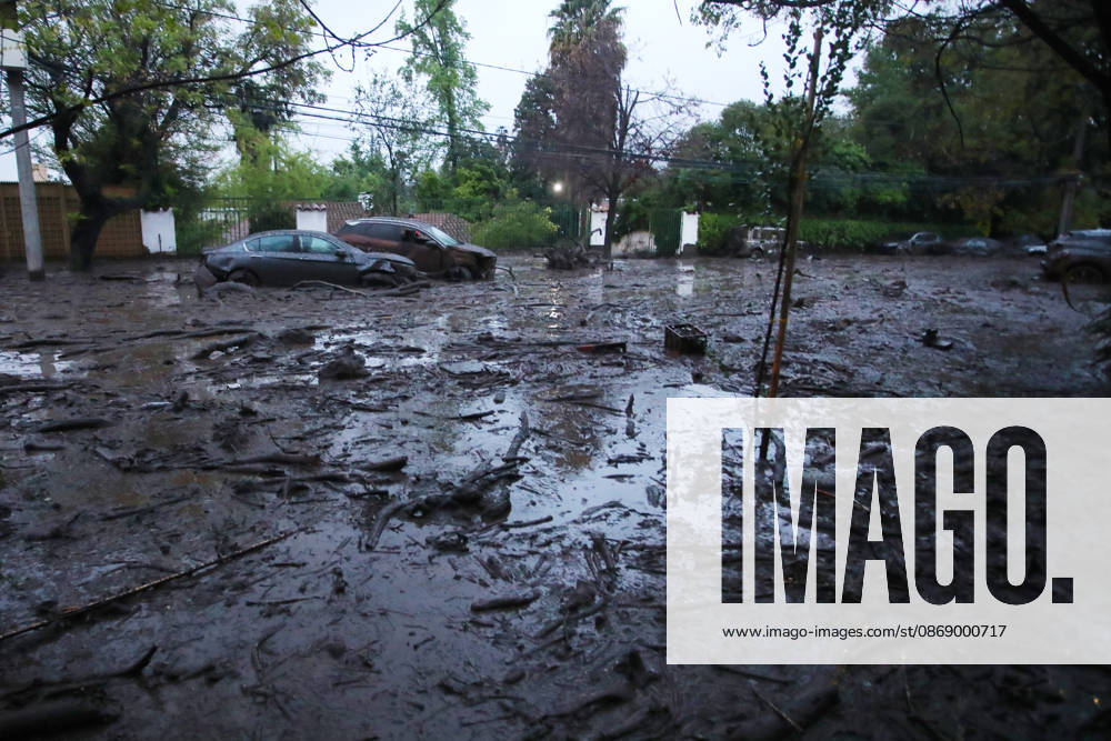 Santiago, October 8, 2026: A mudslide is affecting the area from San Carlos de Apoquindo to Los Dominicos in the Las Condes district, causing widespread damage and sweeping away vehicles and people. Jonnathan Oyarzun Aton Chile, Santiago, Chile Aton 1198029