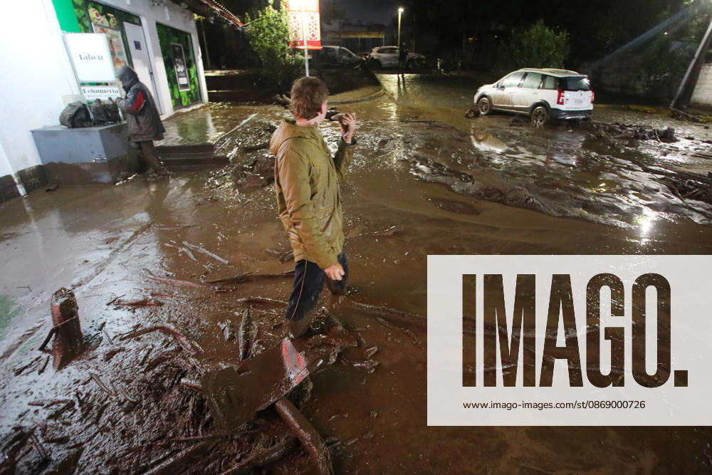 Santiago, October 8, 2026: A mudslide is affecting the area from San Carlos de Apoquindo to Los Dominicos in the Las Condes district, causing widespread damage and sweeping away vehicles and people. Jonnathan Oyarzun Aton, Chile, Santiago, Chile Aton 1198016
