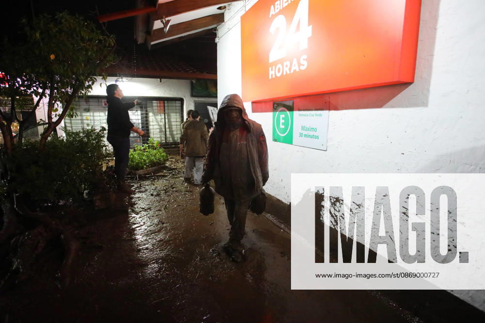 Santiago, October 8, 2026: A mudslide is affecting the area from San Carlos de Apoquindo to Los Dominicos in the Las Condes district, causing widespread damage and sweeping away vehicles and people. Jonnathan Oyarzun Aton, Chile, Santiago, Chile Aton 1198017