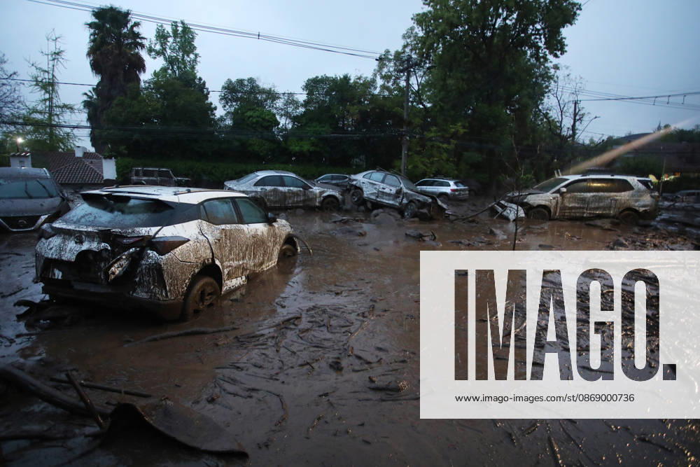 Santiago, October 8, 2026: A mudslide is affecting the area from San Carlos de Apoquindo to Los Dominicos in the Las Condes district, causing widespread damage and sweeping away vehicles and people. Jonnathan Oyarzun Aton Chile, Santiago, Chile Aton 1198026