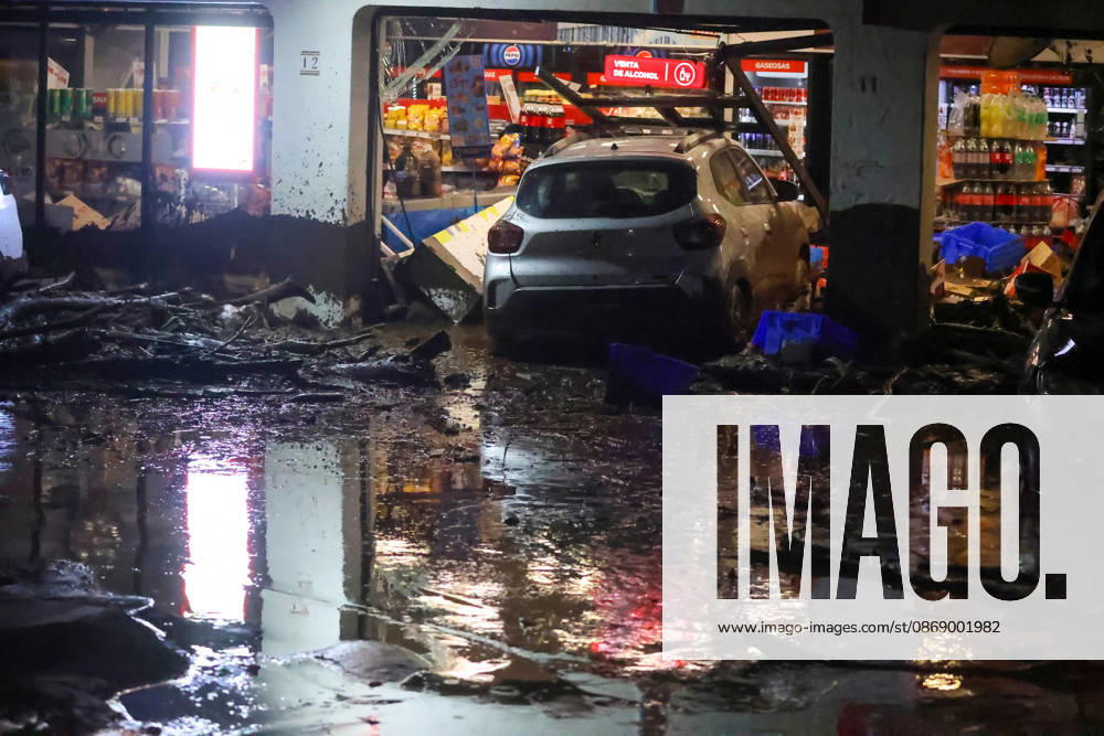 Santiago, October 8, 2026: A mudslide is affecting the area from San Carlos de Apoquindo to Los Dominicos in the Las Condes district, causing widespread damage and sweeping away vehicles and people. Jonnathan Oyarzun Aton Chile, Santiago, Chile Aton 1198037