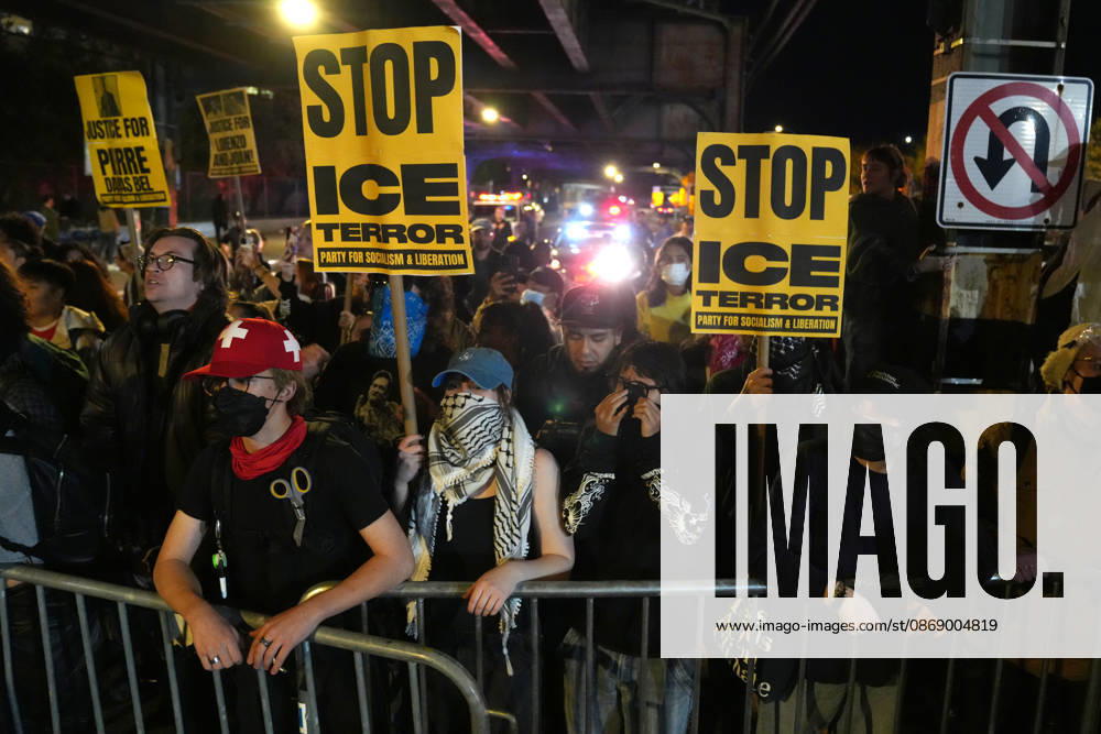 People are participating in a protest against U.S. Immigration and Customs Enforcement (ICE) following a shooting in which a man was wounded by an ICE agent in New York, United States, 08 October 2026. Protest against ICE in New York !ACHTUNG: NUR REDAKTIONELLE NUTZUNG!