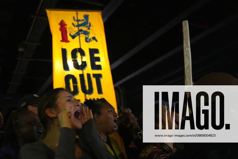 A person takes part in a protest against U.S. Immigration and Customs Enforcement (ICE) following a shooting in which a man was wounded by an ICE agent in New York, United States, 08 October 2026. Protest against ICE in New York !ACHTUNG: NUR REDAKTIONELLE NUTZUNG!
