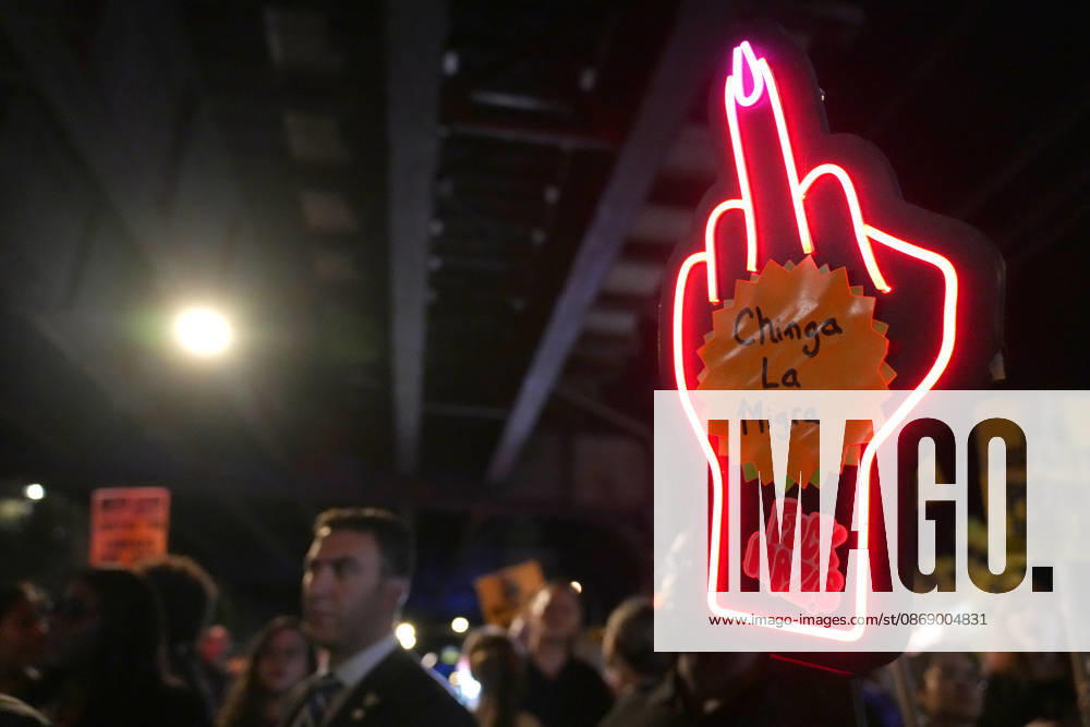 A person holds up a sign during a protest against U.S. Immigration and Customs Enforcement (ICE) following a shooting in which a man was wounded by an ICE agent in New York, United States, 08 October 2026. Protest against ICE in New York !ACHTUNG: NUR REDAKTIONELLE NUTZUNG!